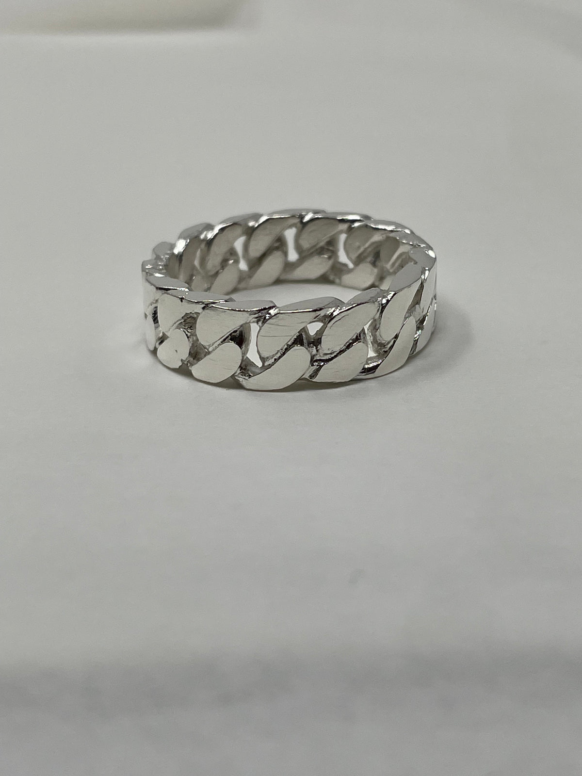 Second plan du bijou, de la bague Chaîne TOLOMITE Argent en argent sterling 925, signe WB Paris (Westaff Bijouterie). Anneau au galbe net, tour de doigt ajuste, port au doigt ; on remarque le poids equilibre et les reflets nets du metal. Style chic, ideal homme — cadeau de Noel. Recherches : argent sterling, argent 925, cadeau de Noel, bon rapport qualite-prix. Argent 925 hypoallergenique. Cadeau de noel a offrir toute l'annee. Mot-cle : argent 925. Entretien simple : essuyer avec un chiffon doux.