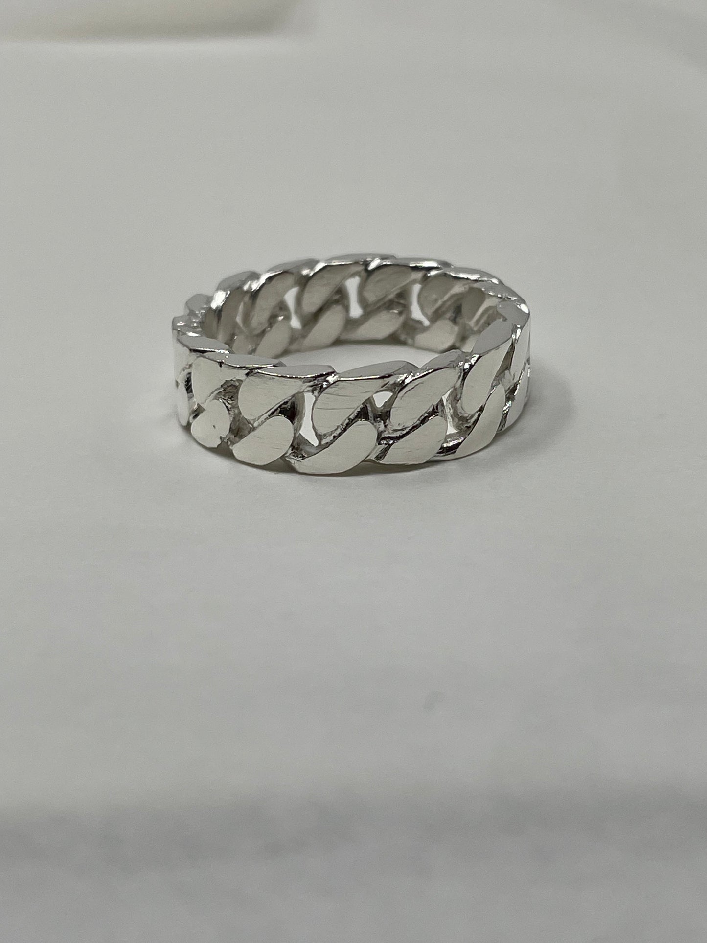 Second plan du bijou, de la bague Chaîne TOLOMITE Argent en argent sterling 925, signe WB Paris (Westaff Bijouterie). Anneau au galbe net, tour de doigt ajuste, port au doigt ; on remarque le poids equilibre et les reflets nets du metal. Style chic, ideal homme — cadeau de Noel. Recherches : argent sterling, argent 925, cadeau de Noel, bon rapport qualite-prix. Argent 925 hypoallergenique. Cadeau de noel a offrir toute l'annee. Mot-cle : argent 925. Entretien simple : essuyer avec un chiffon doux.