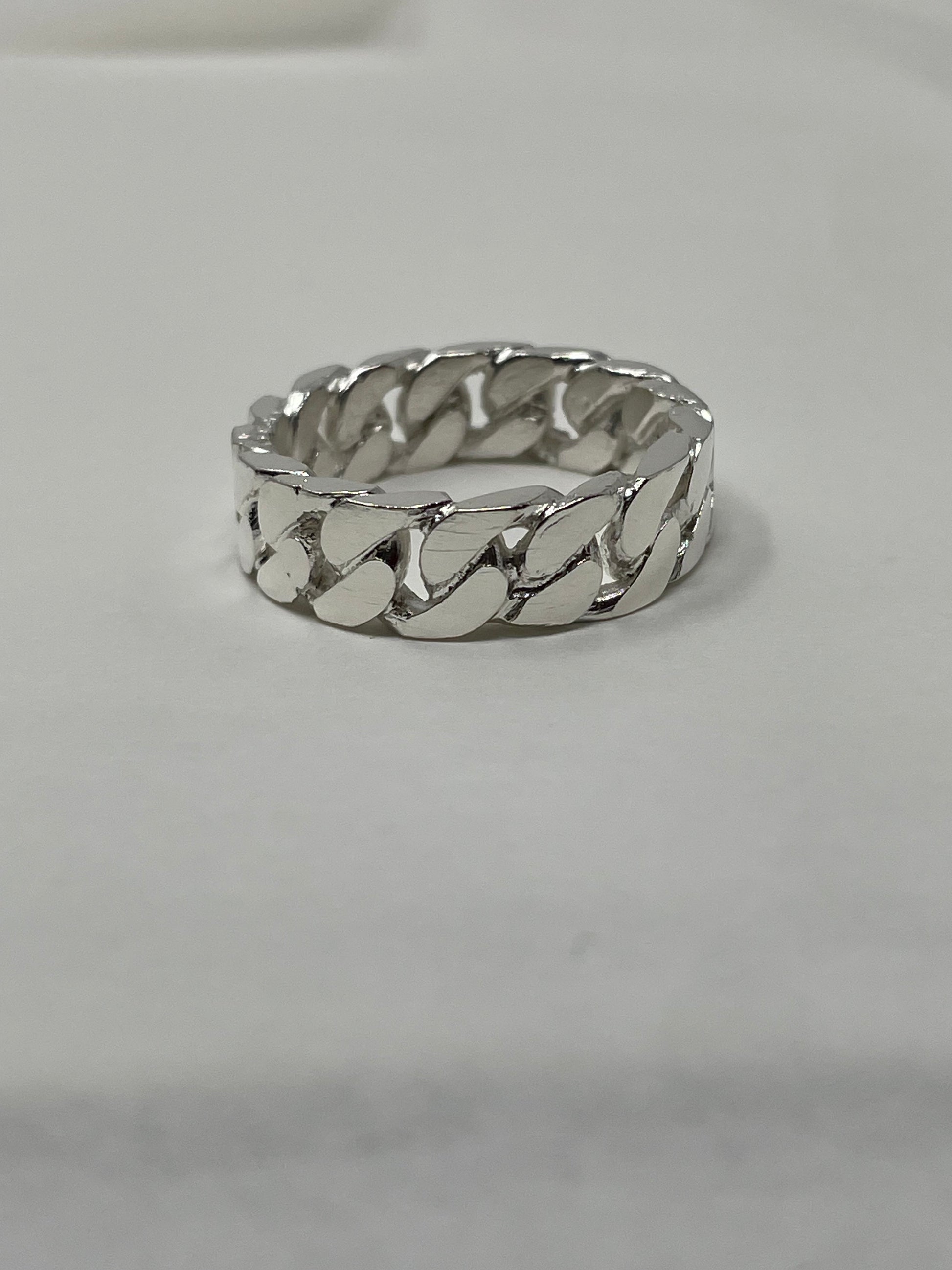 Second plan du bijou, de la bague Chaîne TOLOMITE Argent en argent sterling 925, signe WB Paris (Westaff Bijouterie). Anneau au galbe net, tour de doigt ajuste, port au doigt ; on remarque le poids equilibre et les reflets nets du metal. Style chic, ideal homme — cadeau de Noel. Recherches : argent sterling, argent 925, cadeau de Noel, bon rapport qualite-prix. Argent 925 hypoallergenique. Cadeau de noel a offrir toute l'annee. Mot-cle : argent 925. Entretien simple : essuyer avec un chiffon doux.