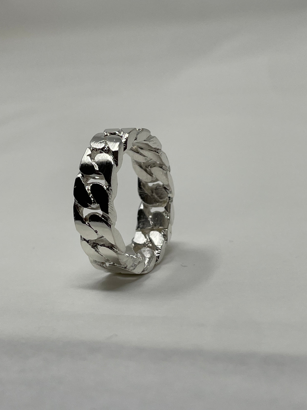 Vue complementaire, de la bague Chaîne TOLOMITE Argent en argent sterling 925, signe WB Paris (Westaff Bijouterie). Anneau au galbe net, tour de doigt ajuste, port au doigt ; on remarque la brillance polie miroir et la maille reguliere et brillante. Style moderne, ideal femme — cadeau fete des meres. Recherches : bijou argent, argent sterling, cadeau fete des meres, garantie a vie. Argent 925 hypoallergenique. Cadeau fete des meres a offrir toute l'annee. Mot-cle : argent 925.