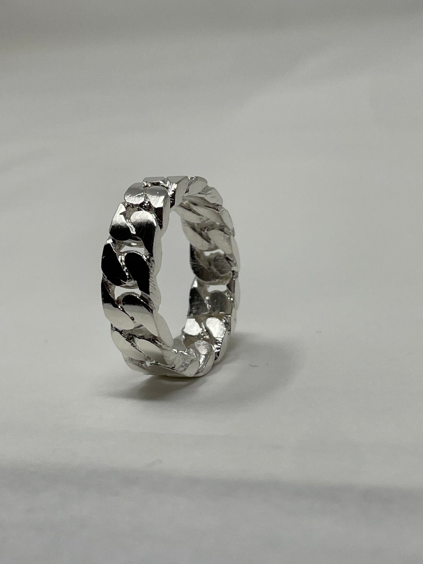 Vue complementaire, de la bague Chaîne TOLOMITE Argent en argent sterling 925, signe WB Paris (Westaff Bijouterie). Anneau au galbe net, tour de doigt ajuste, port au doigt ; on remarque la brillance polie miroir et la maille reguliere et brillante. Style moderne, ideal femme — cadeau fete des meres. Recherches : bijou argent, argent sterling, cadeau fete des meres, garantie a vie. Argent 925 hypoallergenique. Cadeau fete des meres a offrir toute l'annee. Mot-cle : argent 925.