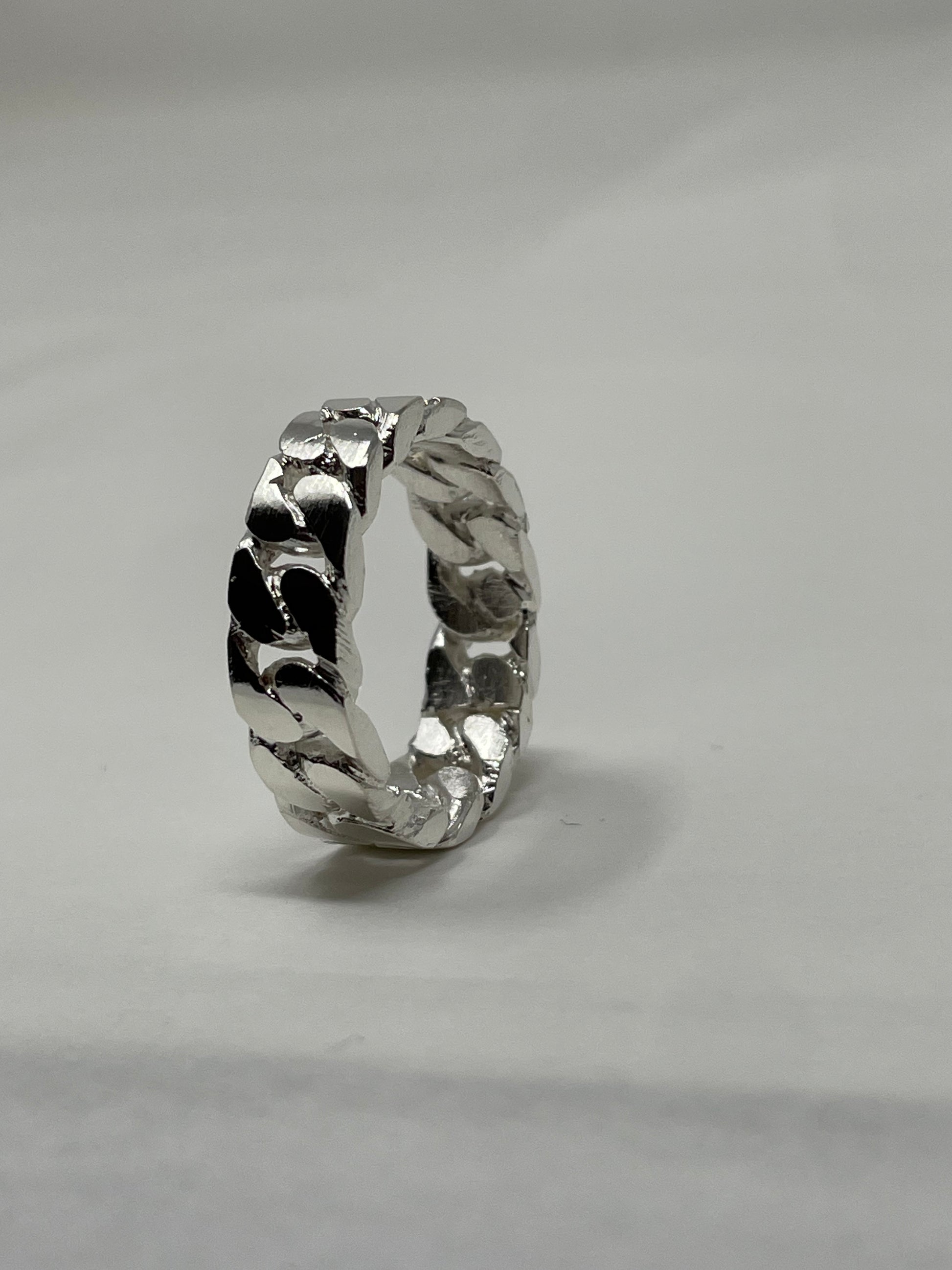 Vue complementaire, de la bague Chaîne TOLOMITE Argent en argent sterling 925, signe WB Paris (Westaff Bijouterie). Anneau au galbe net, tour de doigt ajuste, port au doigt ; on remarque la brillance polie miroir et la maille reguliere et brillante. Style moderne, ideal femme — cadeau fete des meres. Recherches : bijou argent, argent sterling, cadeau fete des meres, garantie a vie. Argent 925 hypoallergenique. Cadeau fete des meres a offrir toute l'annee. Mot-cle : argent 925.