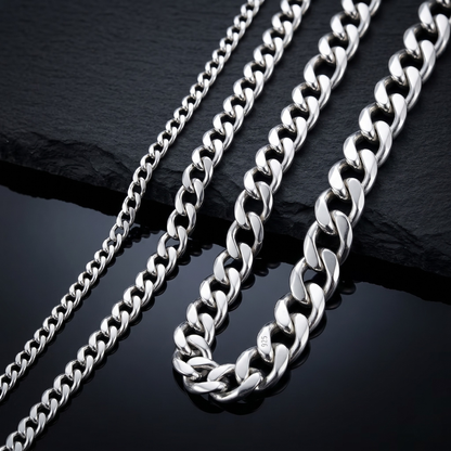 Vue comparative des epaisseurs, du collier en argent veritable 925, signe WB Paris (Westaff Bijouterie). Chaine aux maillons reguliers, port au cou ; on remarque la finition lisse sans asperite et la patine durable. Plusieurs largeurs alignees pour comparer l'epaisseur de la maille. Style streetwear, ideal homme — cadeau anniversaire. Recherches : argent sterling, argent 925, cadeau anniversaire, qualite premium. Argent 925 hypoallergenique. Cadeau anniversaire a offrir toute l'annee.