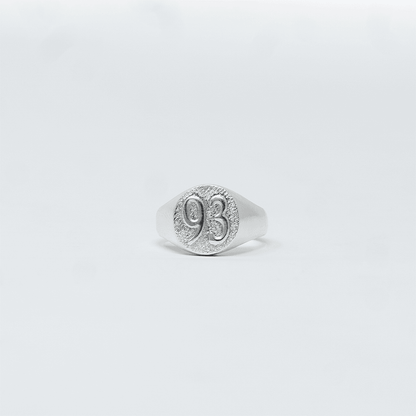 Photo principale sur fond neutre, vue de face nette de la bague DIBA Argent en argent massif 925 (poincon 925), signe WB Paris (Westaff Bijouterie). Anneau au galbe net, surface argentee polie, tour de doigt ajuste, port au doigt. Modele personnalisable : gravure prenom, date ou initiales possible. Bijou unisexe homme et femme, ideal en cadeau. Recherches : bague argent 925, bague argent homme, chevaliere argent, achat bijou argent pas cher. Argent 925 hypoallergenique, agreable a porter au doigt.
