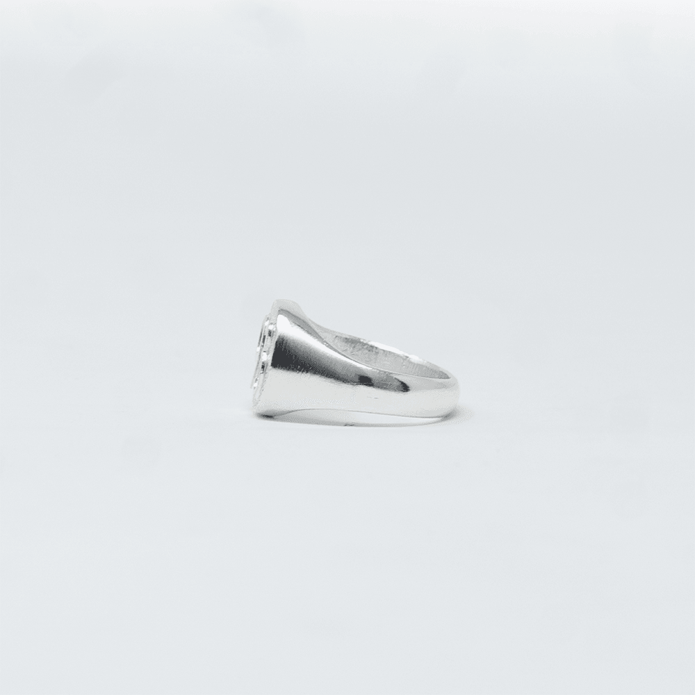Vue complementaire, de la bague Chevaliere DIBA Argent en argent sterling 925, signe WB Paris (Westaff Bijouterie). Anneau au galbe net, tour de doigt ajuste, port au doigt ; on remarque la patine durable et les reflets nets du metal. Modele personnalisable : gravure prenom, date ou initiales. Style intemporel, ideal homme et femme — cadeau fete des peres. Recherches : argent 925, argent sterling, cadeau fete des peres, pas cher.