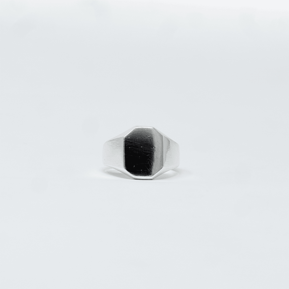 Vue complementaire, de la bague Chevaliere SANU Argent en argent veritable 925, signe WB Paris (Westaff Bijouterie). Anneau au galbe net, tour de doigt ajuste, port au doigt ; on remarque la maille reguliere et brillante et le fermoir securise. Modele personnalisable : gravure prenom, date ou initiales. Style elegant, ideal homme — pour une occasion speciale. Recherches : argent 925, argent massif, pour une occasion speciale, livraison rapide.