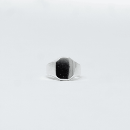 Vue complementaire, de la bague Chevaliere SANU Argent en argent veritable 925, signe WB Paris (Westaff Bijouterie). Anneau au galbe net, tour de doigt ajuste, port au doigt ; on remarque la maille reguliere et brillante et le fermoir securise. Modele personnalisable : gravure prenom, date ou initiales. Style elegant, ideal homme — pour une occasion speciale. Recherches : argent 925, argent massif, pour une occasion speciale, livraison rapide.