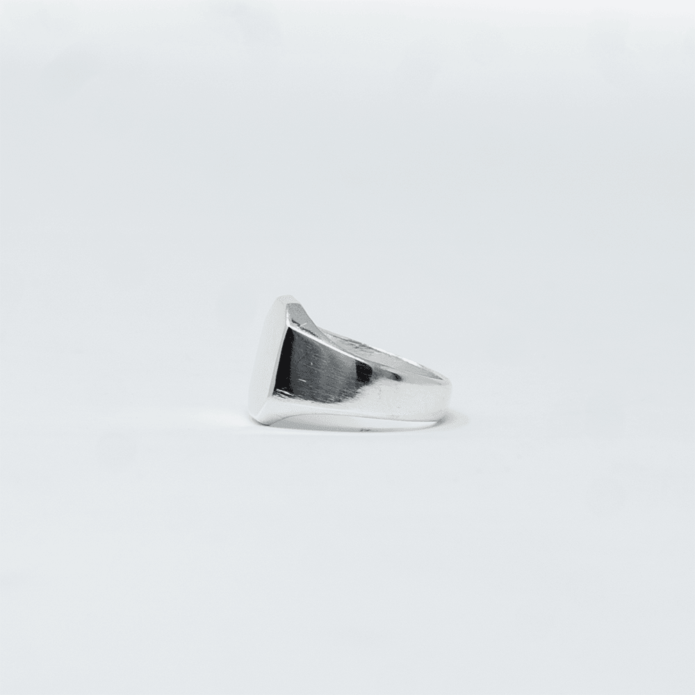 Photo principale sur fond neutre, vue de face nette de la bague SANU Argent en argent massif 925 (poincon 925), signe WB Paris (Westaff Bijouterie). Anneau au galbe net, surface argentee polie, tour de doigt ajuste, port au doigt. Modele personnalisable : gravure prenom, date ou initiales possible. Bijou unisexe homme et femme, ideal en cadeau. Recherches : bague argent 925, bague argent homme, chevaliere argent, achat bijou argent pas cher. Argent 925 hypoallergenique, agreable a porter au doigt.