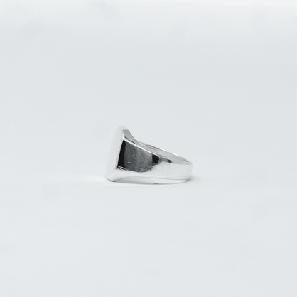 Photo principale sur fond neutre, vue de face nette de la bague SANU Argent en argent massif 925 (poincon 925), signe WB Paris (Westaff Bijouterie). Anneau au galbe net, surface argentee polie, tour de doigt ajuste, port au doigt. Modele personnalisable : gravure prenom, date ou initiales possible. Bijou unisexe homme et femme, ideal en cadeau. Recherches : bague argent 925, bague argent homme, chevaliere argent, achat bijou argent pas cher. Argent 925 hypoallergenique, agreable a porter au doigt.