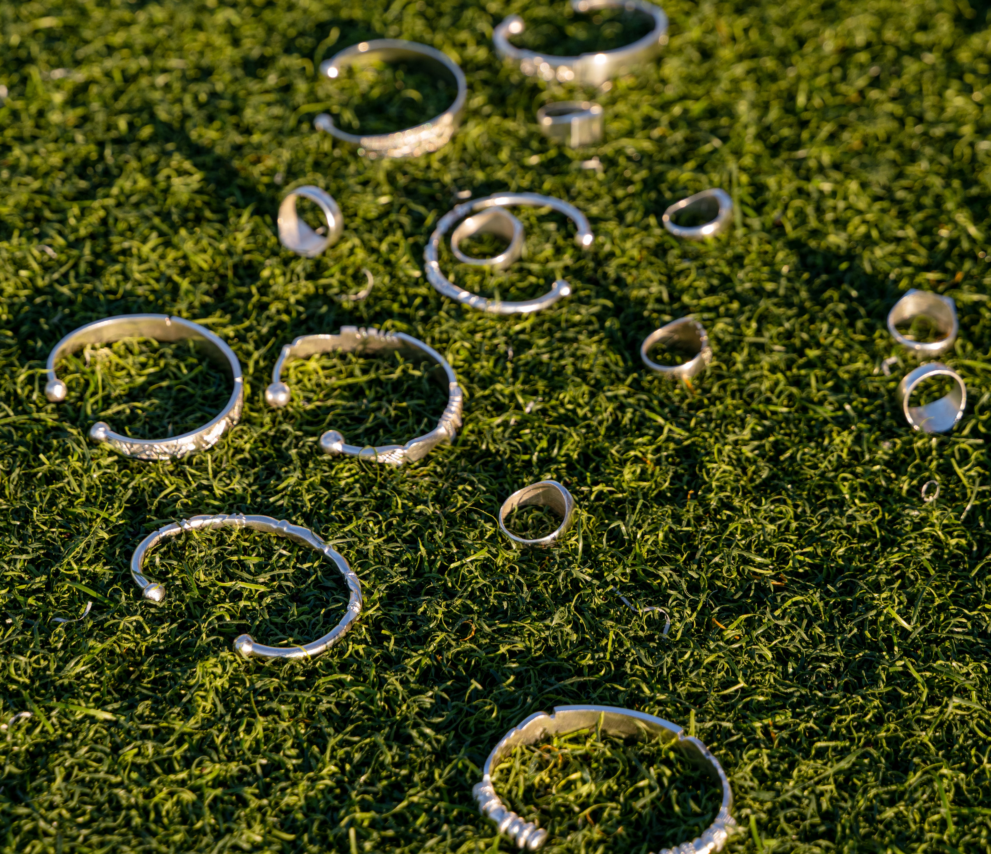 Exposition de bijoux en argent de Westaff Bijouterie sur une pelouse.