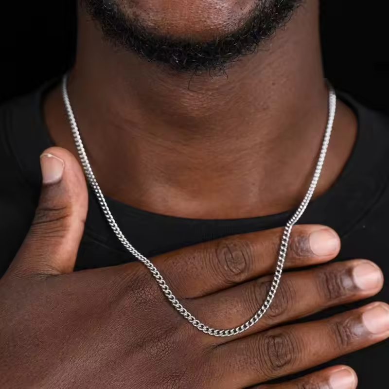 Vue lifestyle portee, du collier CUBA en Argent 3mm en argent 925 (poincon 925), signe WB Paris (Westaff Bijouterie). Chaine aux maillons reguliers, port au cou ; on remarque la patine durable et l'epaisseur nette de la maille. Presente sur un modele, la photo donne l'echelle reelle et le rendu au porter. Style intemporel, ideal homme et femme — cadeau Saint-Valentin. Recherches : bijou argent, argent sterling, cadeau Saint-Valentin, pas cher.