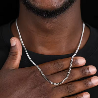 Vue lifestyle portee, du collier CUBA en Argent 3mm en argent 925 (poincon 925), signe WB Paris (Westaff Bijouterie). Chaine aux maillons reguliers, port au cou ; on remarque la patine durable et l'epaisseur nette de la maille. Presente sur un modele, la photo donne l'echelle reelle et le rendu au porter. Style intemporel, ideal homme et femme — cadeau Saint-Valentin. Recherches : bijou argent, argent sterling, cadeau Saint-Valentin, pas cher.