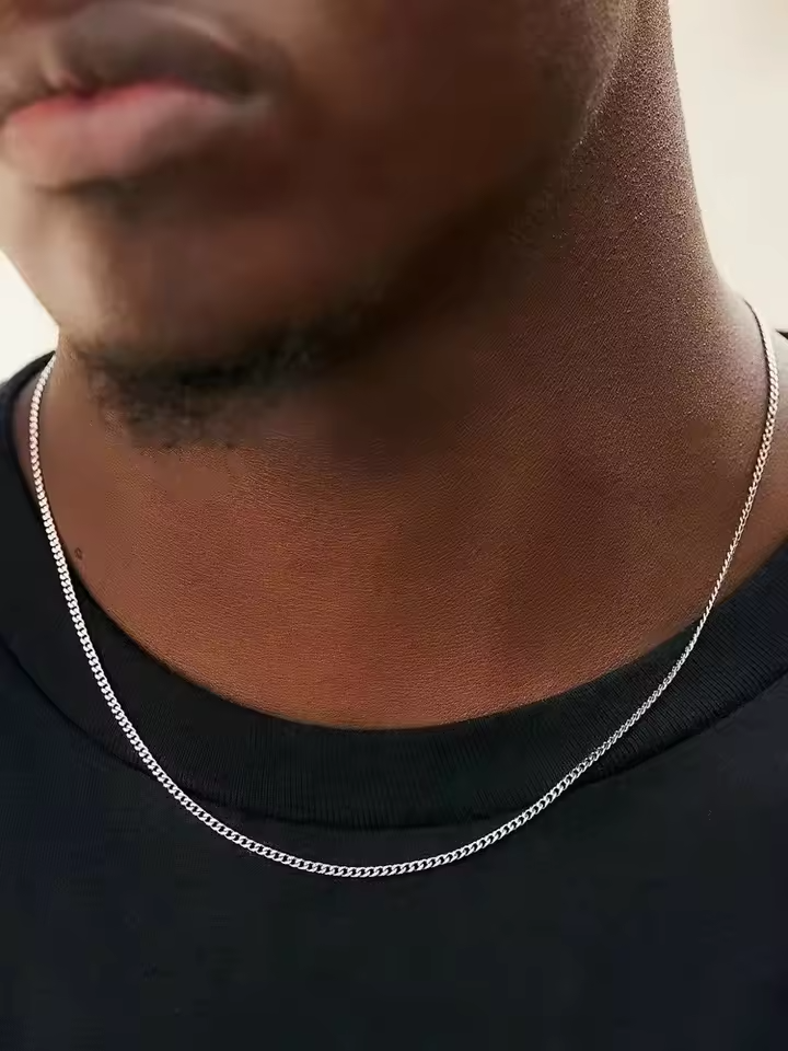 En situation, porte sur modele, du collier CUBA en Argent 3mm en argent 925 (poincon 925), signe WB Paris (Westaff Bijouterie). Chaine aux maillons reguliers, port au cou ; on remarque la brillance polie miroir et la patine durable. Presente sur un modele, la photo donne l'echelle reelle et le rendu au porter. Modele personnalisable : gravure prenom, date ou initiales. Style chic, ideal unisexe — cadeau homme. Recherches : bijou argent, argent sterling, cadeau homme, pas cher.