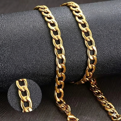 Vue complementaire, du collier CUBAIN (OR) 10MM en placage or 18K sur acier inoxydable, signe WB Paris (Westaff Bijouterie). Chaine aux maillons reguliers, port au cou ; on remarque la brillance polie miroir et l'epaisseur nette de la maille. Style elegant, ideal unisexe — pour une occasion speciale. Recherches : bijou plaque or 18k, chaine plaque or, pour une occasion speciale, livraison rapide. Plaque or 18K sur acier, resistant a l'eau. Pour une occasion speciale a offrir toute l'annee.