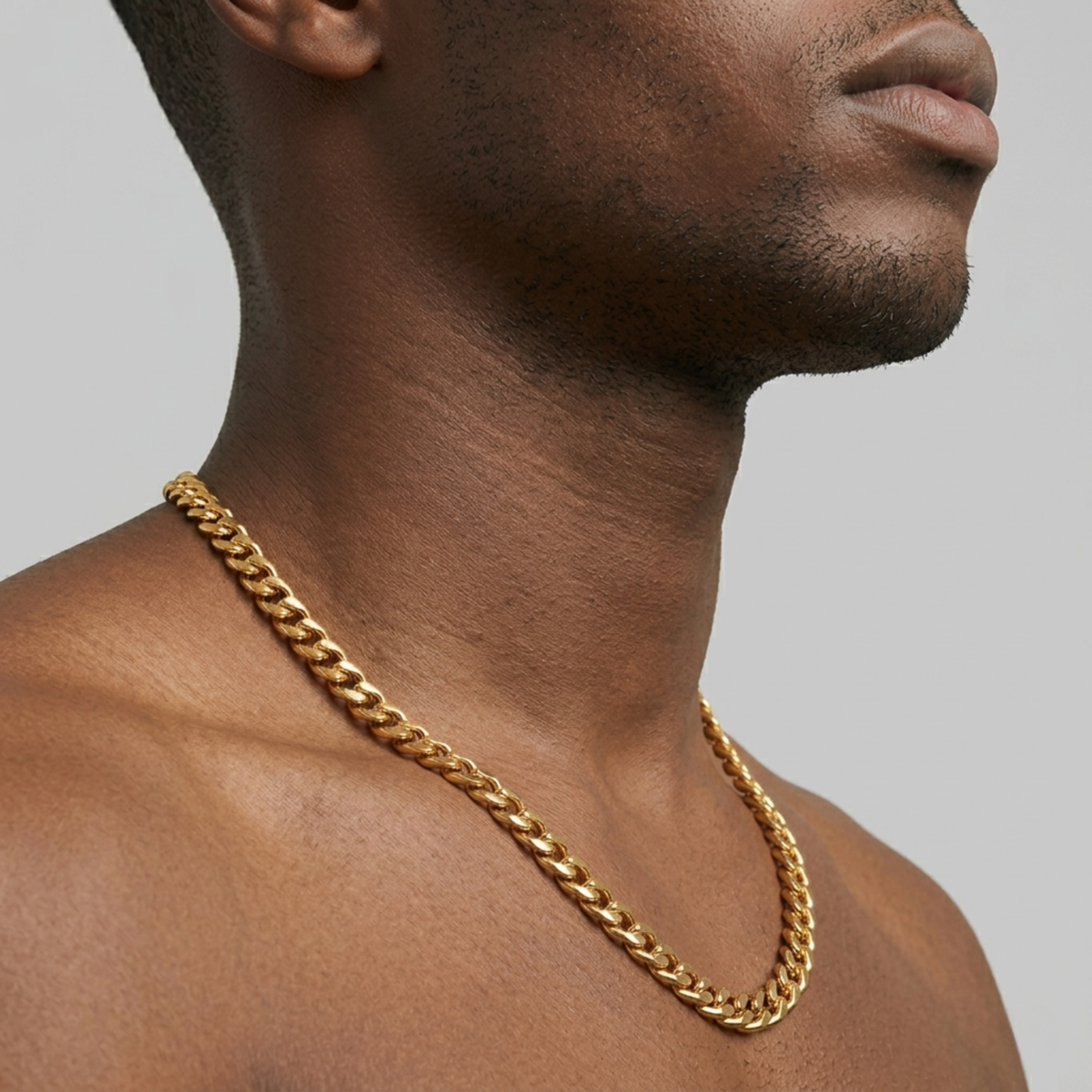 Vue alternative, du collier CUBAIN (OR) 10MM en plaque or 18K sur acier 316L, signe WB Paris (Westaff Bijouterie). Chaine aux maillons reguliers, port au cou ; on remarque la longueur ajustable et la maille reguliere et brillante. Style streetwear, ideal femme — pour une occasion speciale. Recherches : plaque or homme, acier dore, pour une occasion speciale, bon rapport qualite-prix. Plaque or 18K sur acier, resistant a l'eau. Pour une occasion speciale a offrir toute l'annee.