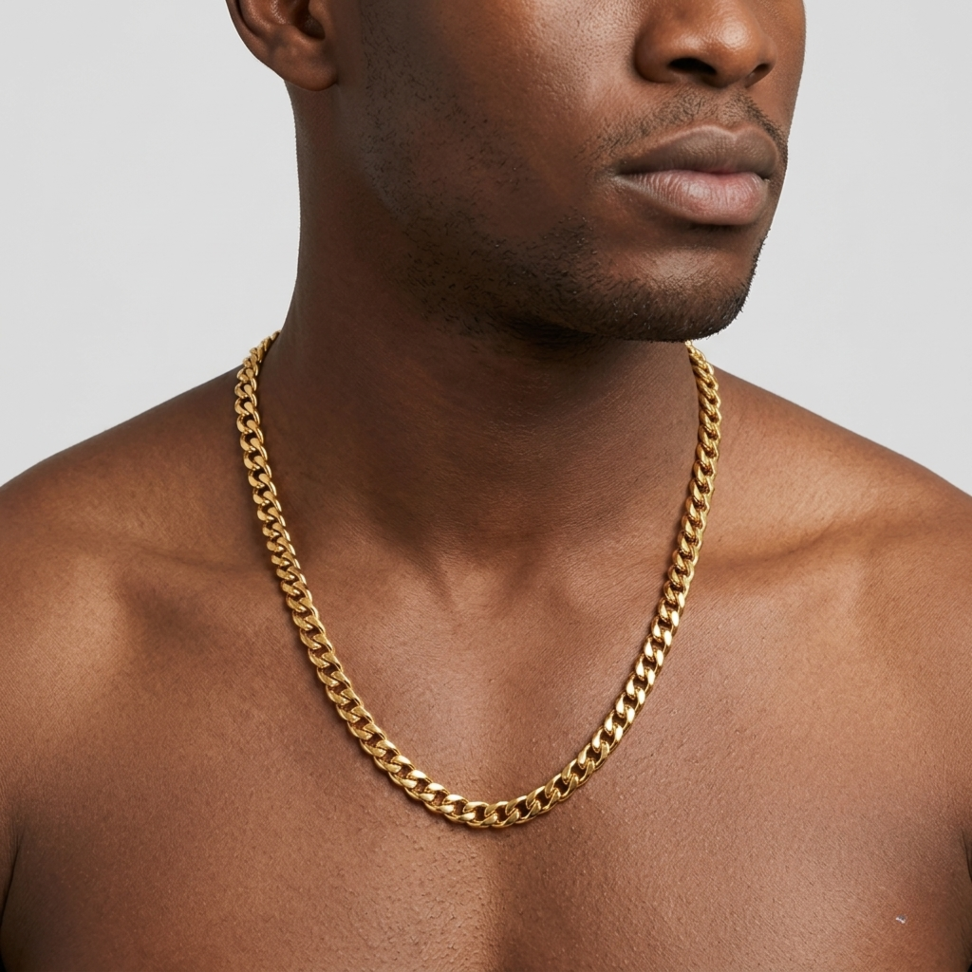 Second plan du bijou, du collier CUBAIN (OR) 10MM en plaque or 18K sur acier 316L, signe WB Paris (Westaff Bijouterie). Chaine aux maillons reguliers, port au cou ; on remarque la patine durable et le poids equilibre. Style elegant, ideal homme et femme — cadeau fete des meres. Recherches : bijou plaque or 18k, chaine plaque or, cadeau fete des meres, garantie a vie. Plaque or 18K sur acier, resistant a l'eau. Cadeau fete des meres a offrir toute l'annee. Mot-cle : plaque or homme.