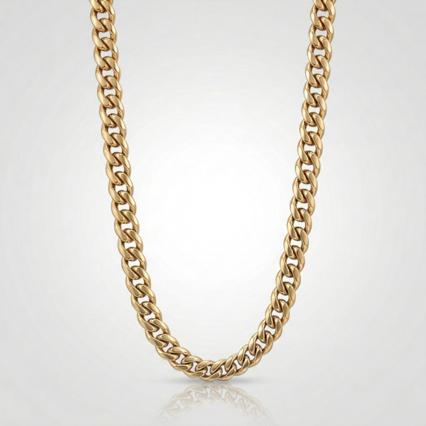 Vue de face nette sur fond clair, du collier CUBAIN (OR) 10MM en placage or 18K sur acier inoxydable, signe WB Paris (Westaff Bijouterie). Chaine aux maillons reguliers, port au cou ; on remarque la finition lisse sans asperite et la maille reguliere et brillante. Style tendance, ideal homme et femme — cadeau femme. Recherches : bijou plaque or 18k, plaque or homme, cadeau femme, livraison rapide. Plaque or 18K sur acier, resistant a l'eau. Cadeau femme a offrir toute l'annee.