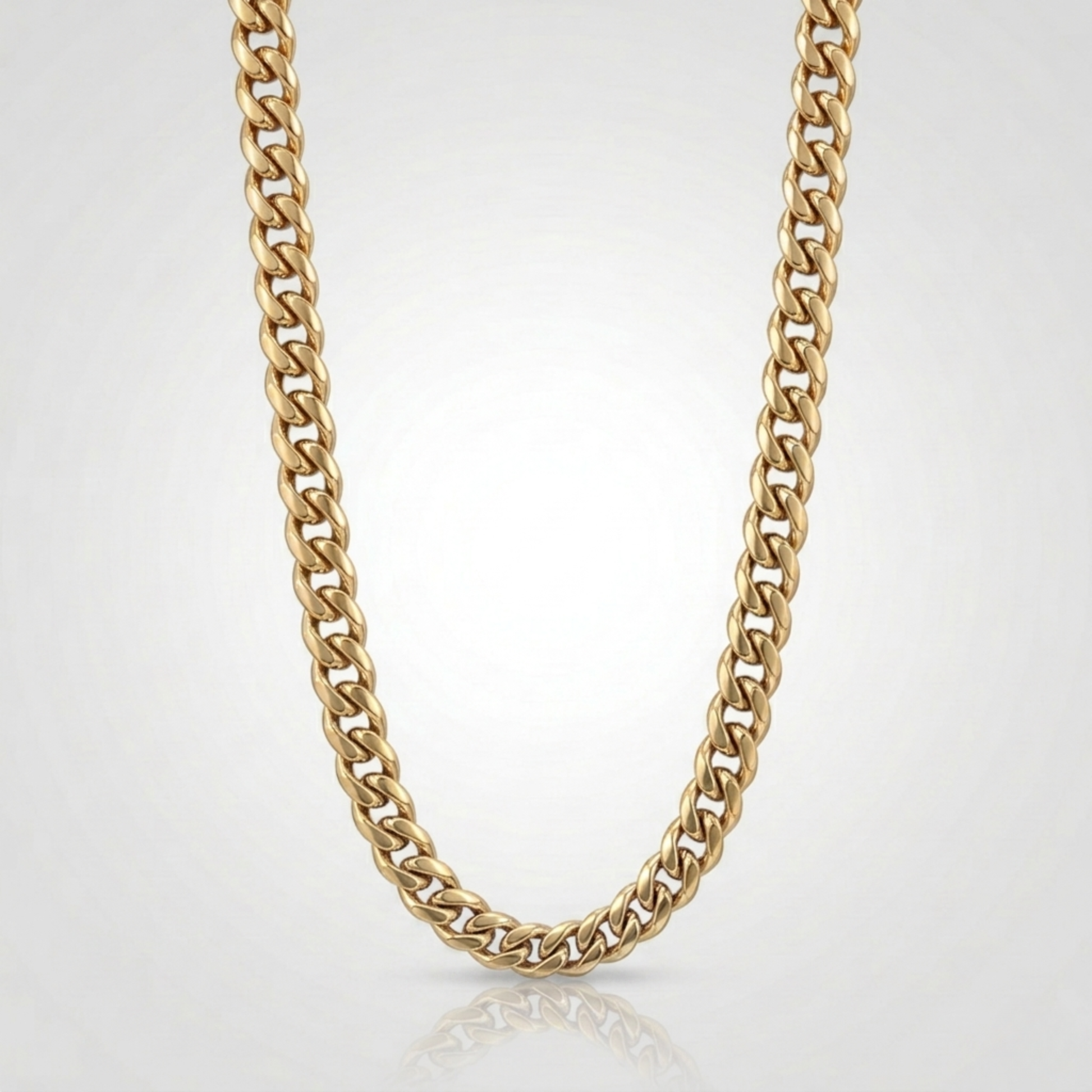 Vue de face nette sur fond clair, du collier CUBAIN (OR) 10MM en placage or 18K sur acier inoxydable, signe WB Paris (Westaff Bijouterie). Chaine aux maillons reguliers, port au cou ; on remarque la finition lisse sans asperite et la maille reguliere et brillante. Style tendance, ideal homme et femme — cadeau femme. Recherches : bijou plaque or 18k, plaque or homme, cadeau femme, livraison rapide. Plaque or 18K sur acier, resistant a l'eau. Cadeau femme a offrir toute l'annee.