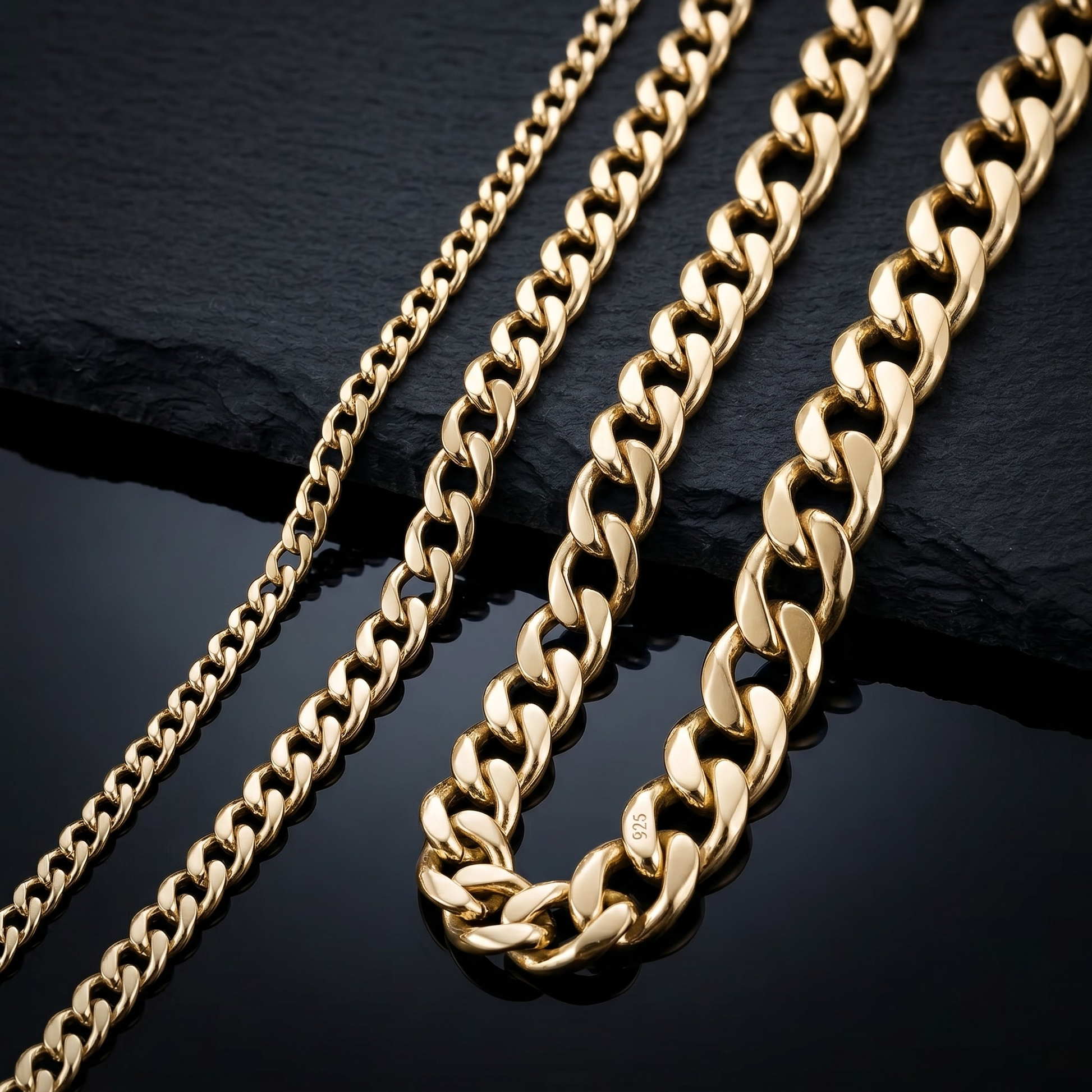 Comparatif des tailles, du collier CUBAIN (OR) 10MM en placage or 18K sur acier inoxydable, signe WB Paris (Westaff Bijouterie). Chaine aux maillons reguliers, port au cou ; on remarque le fermoir securise et la maille reguliere et brillante. Plusieurs largeurs alignees pour comparer l'epaisseur de la maille. Style intemporel, ideal unisexe — idee cadeau. Recherches : chaine plaque or, acier dore, idee cadeau, garantie a vie. Plaque or 18K sur acier, resistant a l'eau.