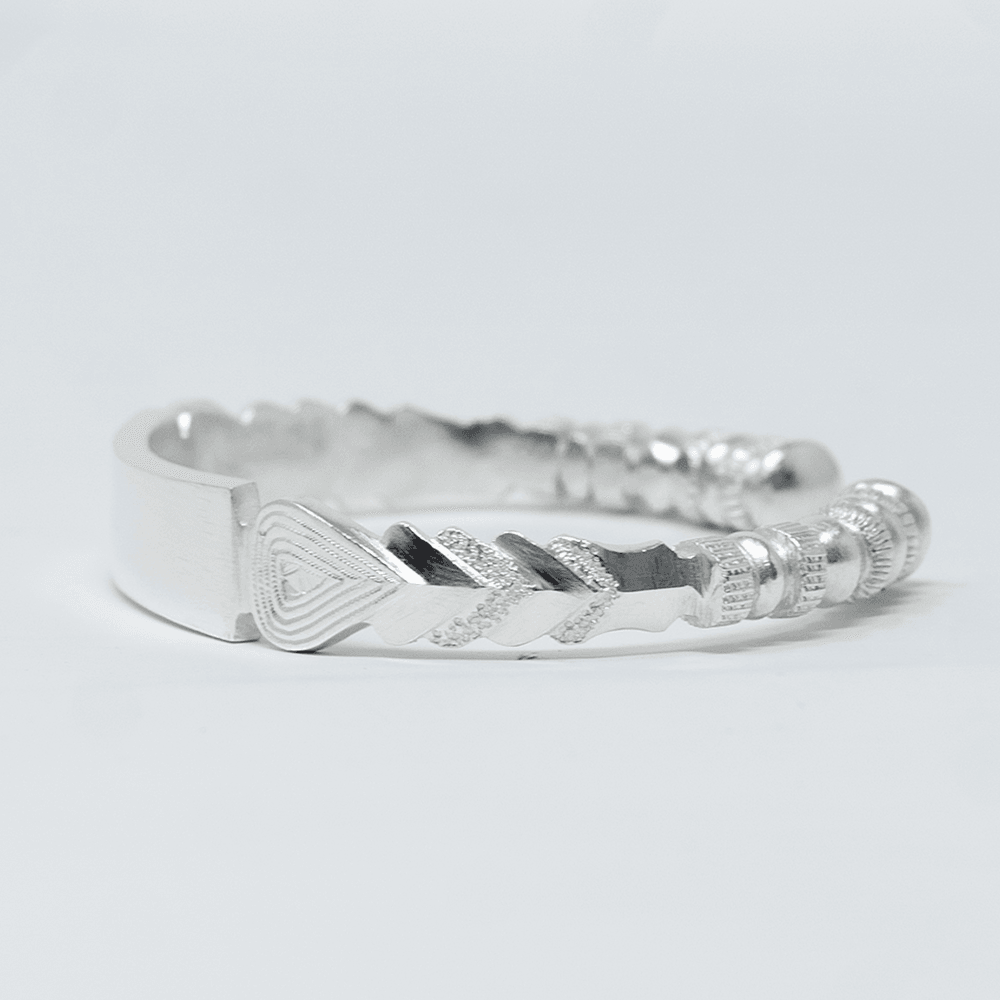 Autre angle, du bracelet DJAIRA Argent en argent massif 925, signe WB Paris (Westaff Bijouterie). Maille souple et fermoir securise, port au poignet ; on remarque la maille reguliere et brillante et la longueur ajustable. Modele personnalisable : gravure prenom, date ou initiales. Style tendance, ideal femme — cadeau homme. Recherches : bijou argent, argent massif, cadeau homme, livraison rapide. Argent 925 hypoallergenique. Cadeau homme a offrir toute l'annee. Mot-cle : argent sterling.