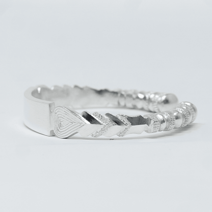 Autre angle, du bracelet DJAIRA Argent en argent massif 925, signe WB Paris (Westaff Bijouterie). Maille souple et fermoir securise, port au poignet ; on remarque la maille reguliere et brillante et la longueur ajustable. Modele personnalisable : gravure prenom, date ou initiales. Style tendance, ideal femme — cadeau homme. Recherches : bijou argent, argent massif, cadeau homme, livraison rapide. Argent 925 hypoallergenique. Cadeau homme a offrir toute l'annee. Mot-cle : argent sterling.