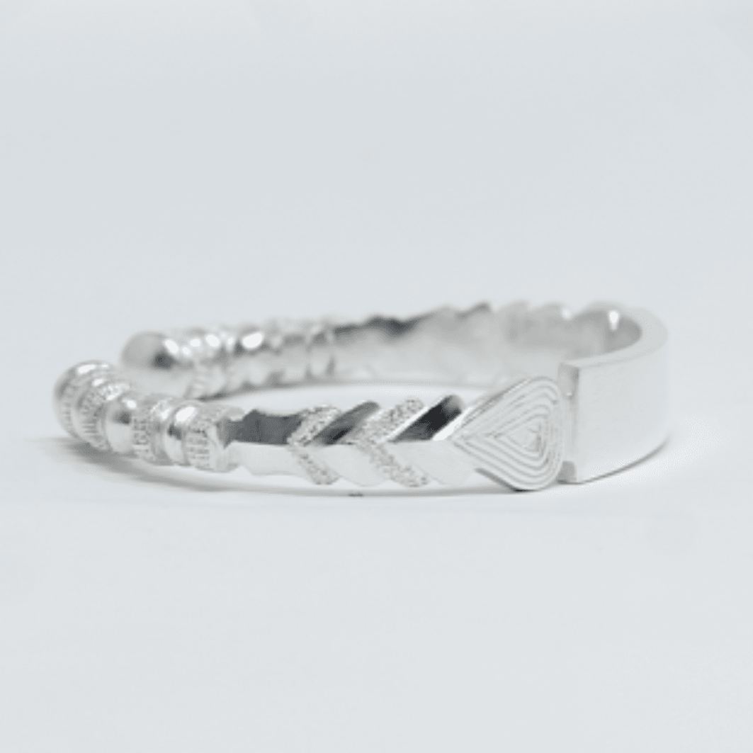 Vue complementaire, du bracelet DJAIRA Argent en argent massif 925, signe WB Paris (Westaff Bijouterie). Maille souple et fermoir securise, port au poignet ; on remarque la maille reguliere et brillante et la brillance polie miroir. Modele personnalisable : gravure prenom, date ou initiales. Style moderne, ideal homme — a porter au quotidien. Recherches : argent 925, argent sterling, a porter au quotidien, livraison rapide. Argent 925 hypoallergenique. A porter au quotidien a offrir toute l'annee.