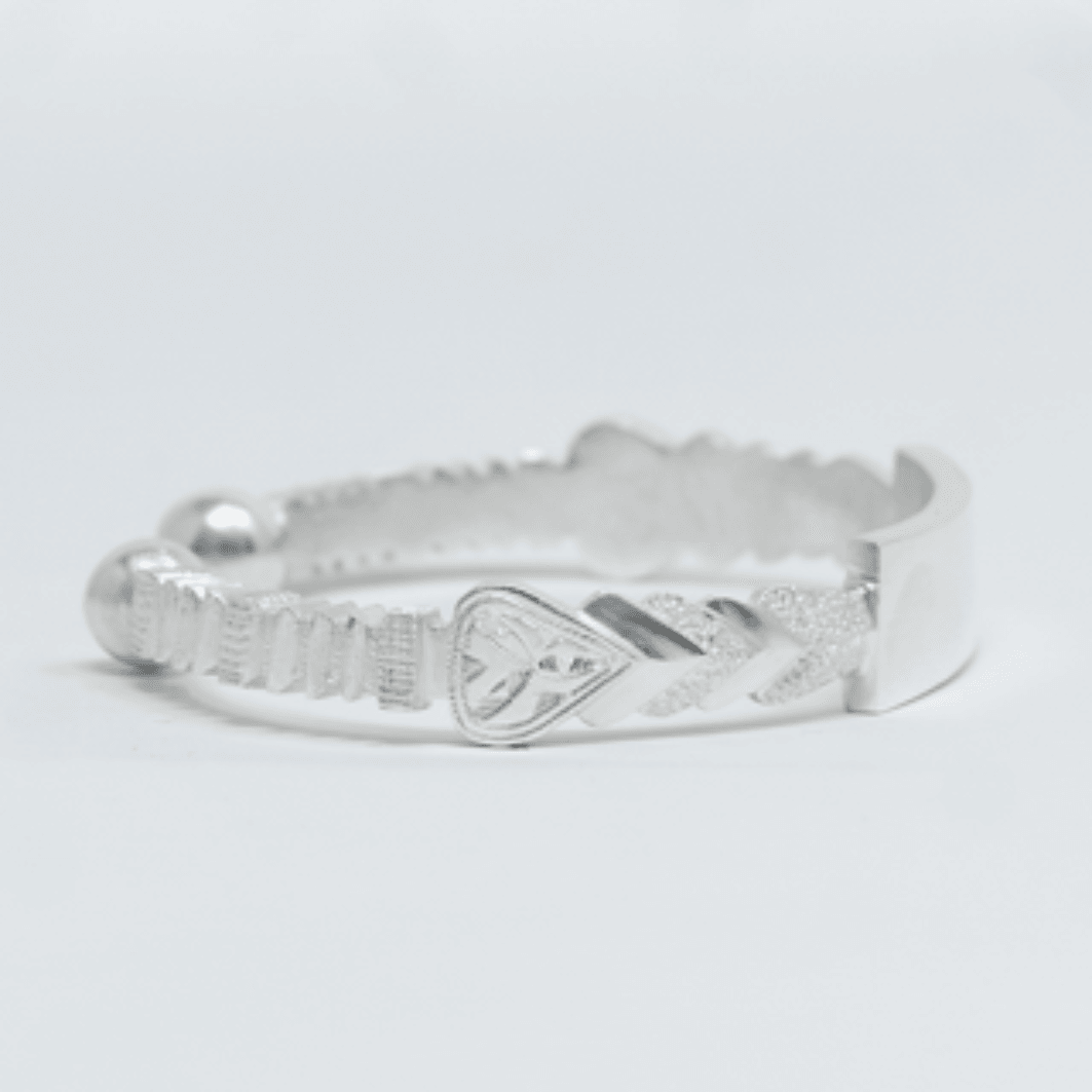 Vue alternative, du bracelet DJALIBA Argent Massif en argent sterling 925, signe WB Paris (Westaff Bijouterie). Maille souple et fermoir securise, port au poignet ; on remarque la maille reguliere et brillante et le poids equilibre. Modele personnalisable : gravure prenom, date ou initiales. Style chic, ideal unisexe — cadeau Saint-Valentin. Recherches : argent massif, bijou argent, cadeau Saint-Valentin, made in France. Argent 925 hypoallergenique. Cadeau saint-valentin a offrir toute l'annee.