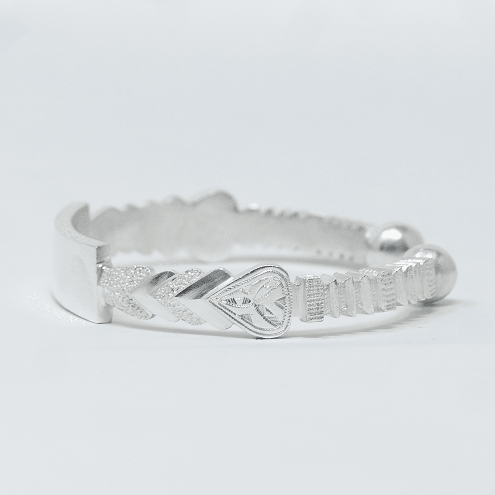 Autre angle, du bracelet DJALIBA Argent Massif en argent sterling 925, signe WB Paris (Westaff Bijouterie). Maille souple et fermoir securise, port au poignet ; on remarque la patine durable et le poids equilibre. Modele personnalisable : gravure prenom, date ou initiales. Style streetwear, ideal homme — idee cadeau. Recherches : argent sterling, argent 925, idee cadeau, made in France. Argent 925 hypoallergenique. Idee cadeau a offrir toute l'annee. Mot-cle : argent massif.