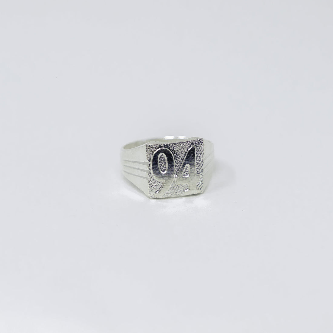 Autre angle, de la bague EKO Argent en argent massif 925, signe WB Paris (Westaff Bijouterie). Anneau au galbe net, tour de doigt ajuste, port au doigt ; on remarque l'epaisseur nette de la maille et les reflets nets du metal. Modele personnalisable : gravure prenom, date ou initiales. Style chic, ideal unisexe — cadeau femme. Recherches : bijou argent, argent sterling, cadeau femme, bon rapport qualite-prix. Argent 925 hypoallergenique. Cadeau femme a offrir toute l'annee.