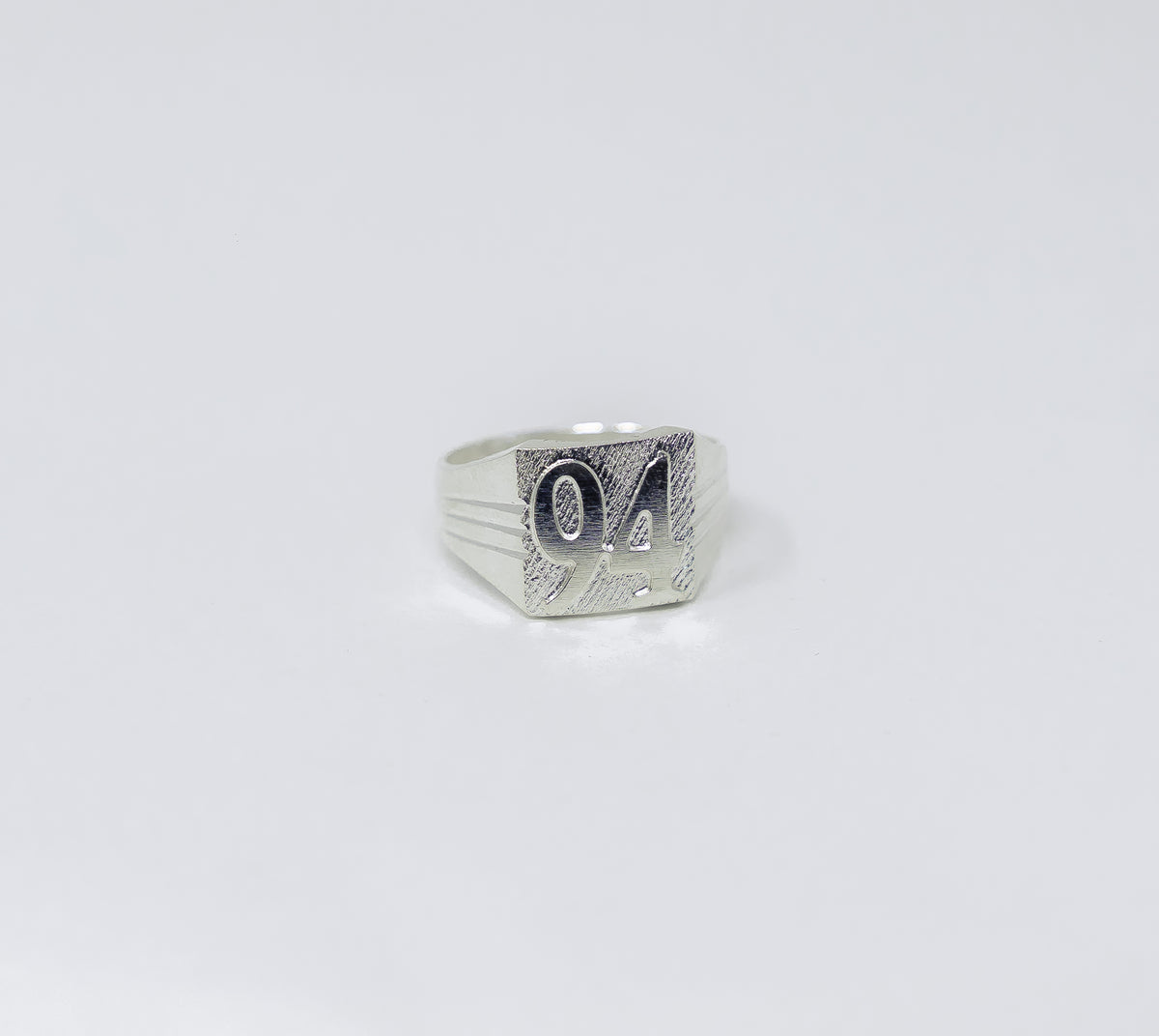Autre angle, de la bague EKO Argent en argent massif 925, signe WB Paris (Westaff Bijouterie). Anneau au galbe net, tour de doigt ajuste, port au doigt ; on remarque l'epaisseur nette de la maille et les reflets nets du metal. Modele personnalisable : gravure prenom, date ou initiales. Style chic, ideal unisexe — cadeau femme. Recherches : bijou argent, argent sterling, cadeau femme, bon rapport qualite-prix. Argent 925 hypoallergenique. Cadeau femme a offrir toute l'annee.