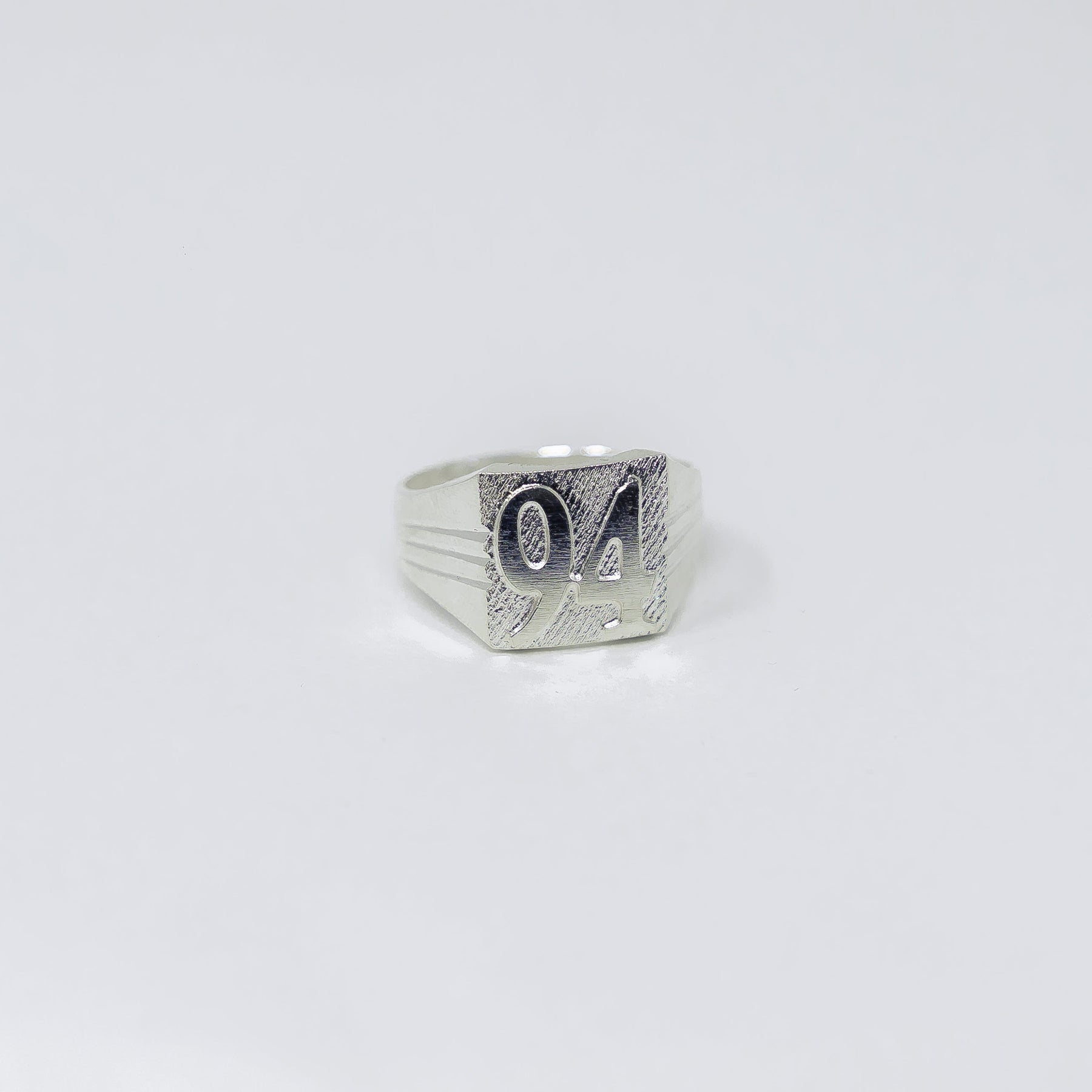 Autre angle, de la bague EKO Argent en argent massif 925, signe WB Paris (Westaff Bijouterie). Anneau au galbe net, tour de doigt ajuste, port au doigt ; on remarque l'epaisseur nette de la maille et les reflets nets du metal. Modele personnalisable : gravure prenom, date ou initiales. Style chic, ideal unisexe — cadeau femme. Recherches : bijou argent, argent sterling, cadeau femme, bon rapport qualite-prix. Argent 925 hypoallergenique. Cadeau femme a offrir toute l'annee.