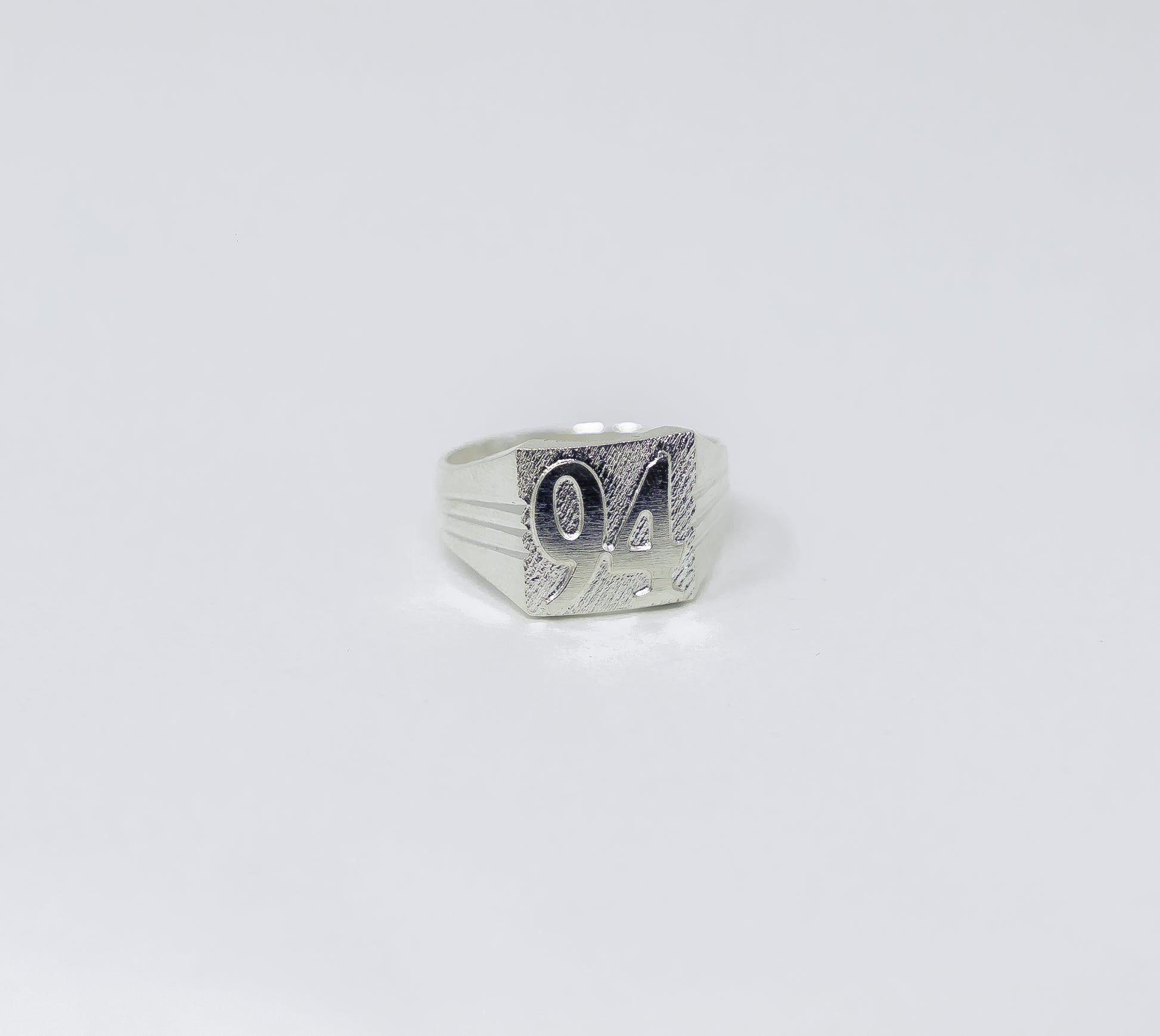 Autre angle, de la bague EKO Argent en argent massif 925, signe WB Paris (Westaff Bijouterie). Anneau au galbe net, tour de doigt ajuste, port au doigt ; on remarque l'epaisseur nette de la maille et les reflets nets du metal. Modele personnalisable : gravure prenom, date ou initiales. Style chic, ideal unisexe — cadeau femme. Recherches : bijou argent, argent sterling, cadeau femme, bon rapport qualite-prix. Argent 925 hypoallergenique. Cadeau femme a offrir toute l'annee.
