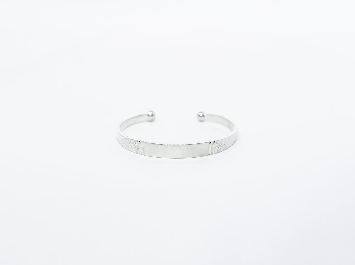 Vue alternative, du bracelet ERA en Argent I Personnalisable en argent sterling 925, signe WB Paris (Westaff Bijouterie). Maille souple et fermoir securise, port au poignet ; on remarque la brillance polie miroir et la patine durable. Modele personnalisable : gravure prenom, date ou initiales. Style streetwear, ideal mixte — cadeau Saint-Valentin. Recherches : argent 925, argent massif, cadeau Saint-Valentin, fabrication soignee. Argent 925 hypoallergenique. Cadeau saint-valentin a offrir toute l'annee.