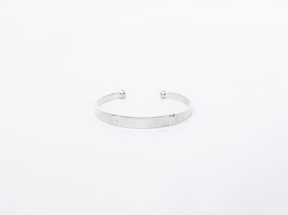 Vue alternative, du bracelet ERA en Argent I Personnalisable en argent sterling 925, signe WB Paris (Westaff Bijouterie). Maille souple et fermoir securise, port au poignet ; on remarque la brillance polie miroir et la patine durable. Modele personnalisable : gravure prenom, date ou initiales. Style streetwear, ideal mixte — cadeau Saint-Valentin. Recherches : argent 925, argent massif, cadeau Saint-Valentin, fabrication soignee. Argent 925 hypoallergenique. Cadeau saint-valentin a offrir toute l'annee.