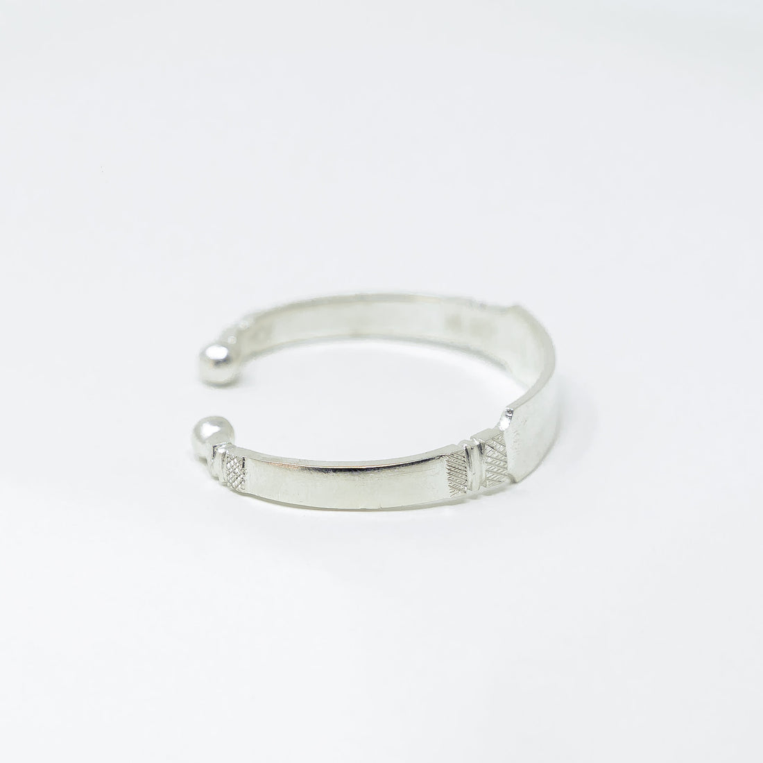Autre angle, du bracelet ERO personnalisable Argent en argent sterling 925, signe WB Paris (Westaff Bijouterie). Maille souple et fermoir securise, port au poignet ; on remarque l'epaisseur nette de la maille et la patine durable. Modele personnalisable : gravure prenom, date ou initiales. Style chic, ideal unisexe — cadeau homme. Recherches : argent 925, bijou argent, cadeau homme, qualite premium. Argent 925 hypoallergenique. Cadeau homme a offrir toute l'annee. Mot-cle : bijou argent.