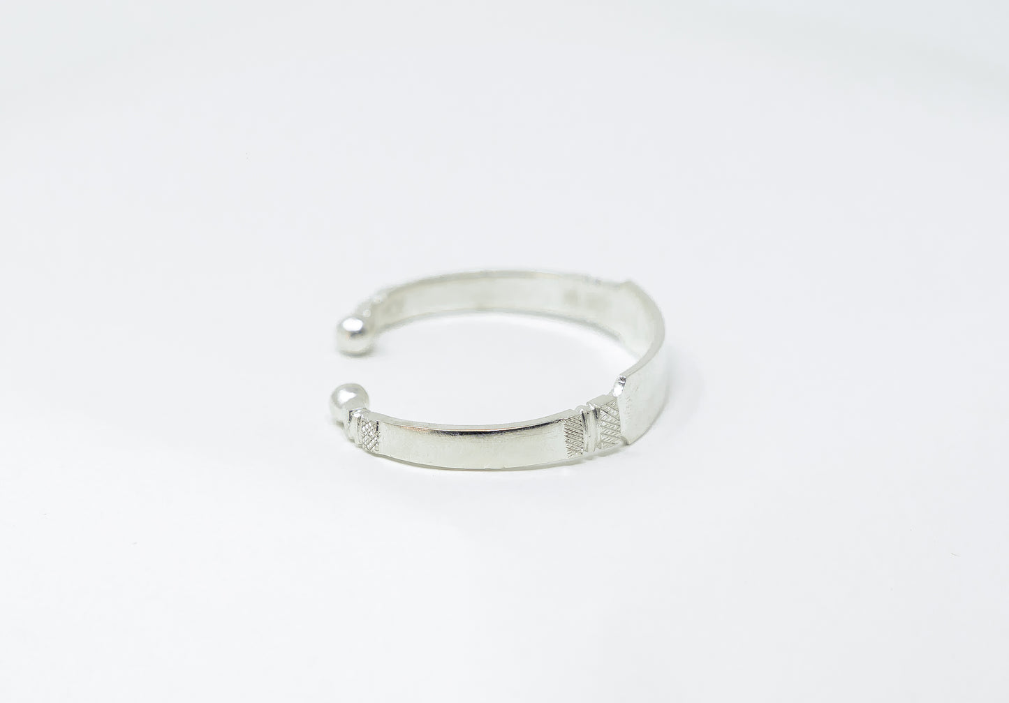 Autre angle, du bracelet ERO personnalisable Argent en argent sterling 925, signe WB Paris (Westaff Bijouterie). Maille souple et fermoir securise, port au poignet ; on remarque l'epaisseur nette de la maille et la patine durable. Modele personnalisable : gravure prenom, date ou initiales. Style chic, ideal unisexe — cadeau homme. Recherches : argent 925, bijou argent, cadeau homme, qualite premium. Argent 925 hypoallergenique. Cadeau homme a offrir toute l'annee. Mot-cle : bijou argent.