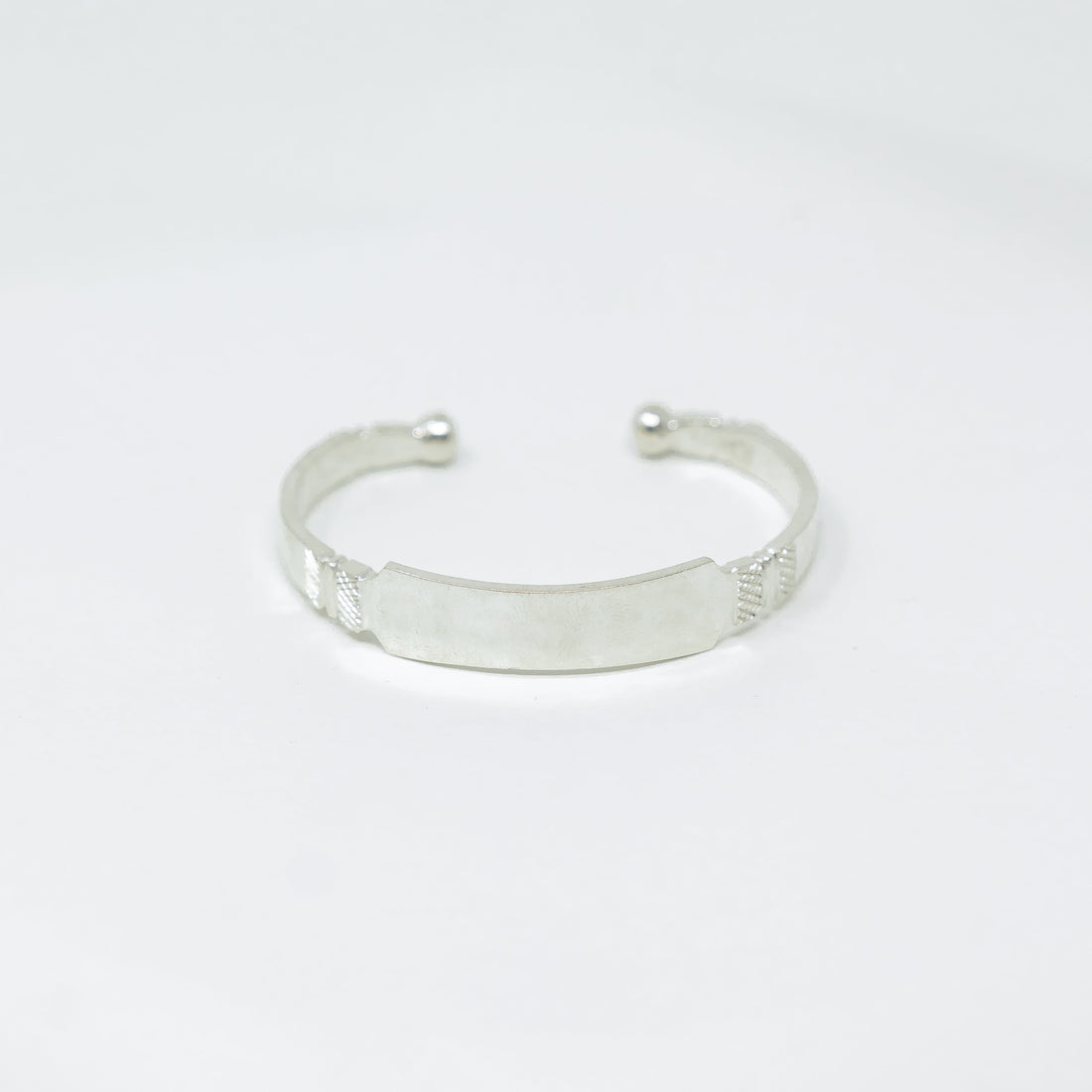 Vue alternative, du bracelet ERO personnalisable Argent en argent veritable 925, signe WB Paris (Westaff Bijouterie). Maille souple et fermoir securise, port au poignet ; on remarque les reflets nets du metal et la maille reguliere et brillante. Modele personnalisable : gravure prenom, date ou initiales. Style tendance, ideal unisexe — cadeau de Noel. Recherches : argent massif, argent 925, cadeau de Noel, made in France. Argent 925 hypoallergenique. Cadeau de noel a offrir toute l'annee.