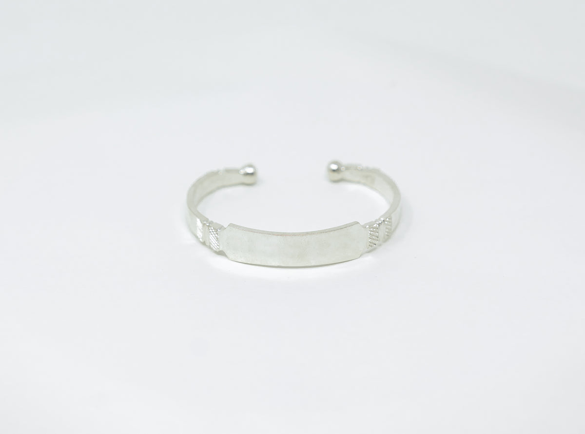 Vue alternative, du bracelet ERO personnalisable Argent en argent veritable 925, signe WB Paris (Westaff Bijouterie). Maille souple et fermoir securise, port au poignet ; on remarque les reflets nets du metal et la maille reguliere et brillante. Modele personnalisable : gravure prenom, date ou initiales. Style tendance, ideal unisexe — cadeau de Noel. Recherches : argent massif, argent 925, cadeau de Noel, made in France. Argent 925 hypoallergenique. Cadeau de noel a offrir toute l'annee.