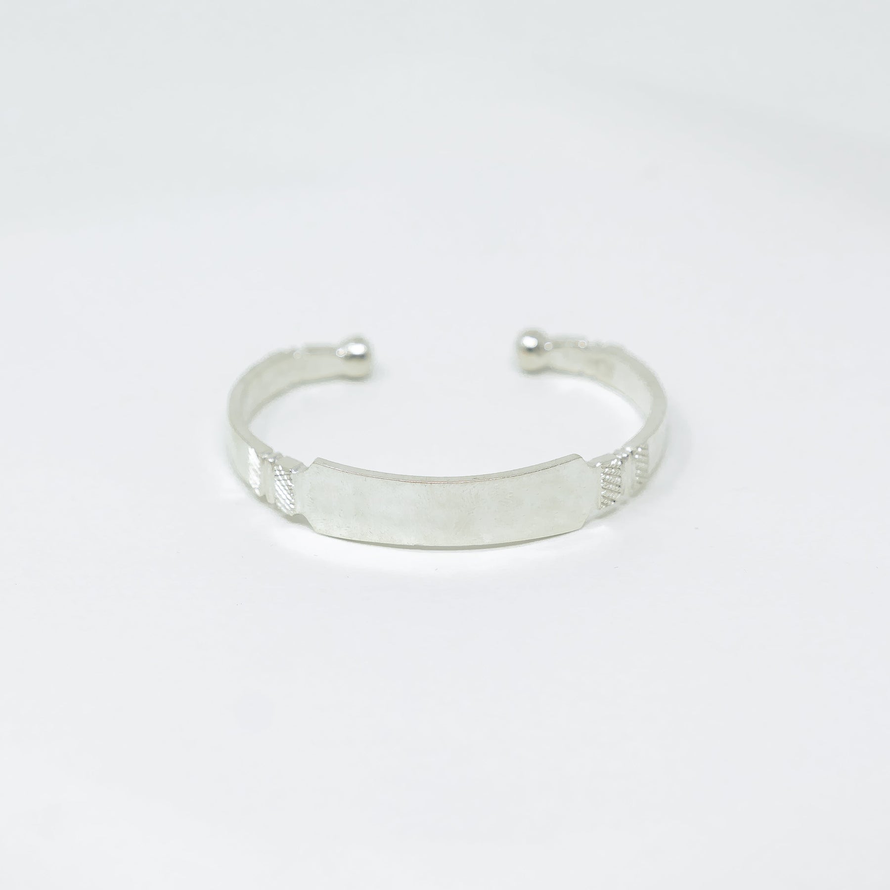 Vue alternative, du bracelet ERO personnalisable Argent en argent veritable 925, signe WB Paris (Westaff Bijouterie). Maille souple et fermoir securise, port au poignet ; on remarque les reflets nets du metal et la maille reguliere et brillante. Modele personnalisable : gravure prenom, date ou initiales. Style tendance, ideal unisexe — cadeau de Noel. Recherches : argent massif, argent 925, cadeau de Noel, made in France. Argent 925 hypoallergenique. Cadeau de noel a offrir toute l'annee.