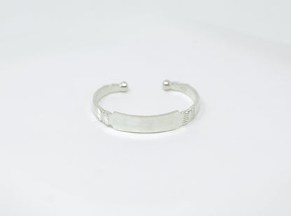 Vue alternative, du bracelet ERO personnalisable Argent en argent veritable 925, signe WB Paris (Westaff Bijouterie). Maille souple et fermoir securise, port au poignet ; on remarque les reflets nets du metal et la maille reguliere et brillante. Modele personnalisable : gravure prenom, date ou initiales. Style tendance, ideal unisexe — cadeau de Noel. Recherches : argent massif, argent 925, cadeau de Noel, made in France. Argent 925 hypoallergenique. Cadeau de noel a offrir toute l'annee.
