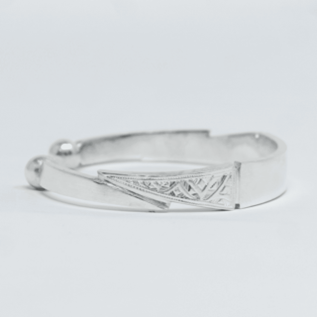 Second plan du bijou, du bracelet FASO Argent en argent sterling 925, signe WB Paris (Westaff Bijouterie). Maille souple et fermoir securise, port au poignet ; on remarque les reflets nets du metal et l'epaisseur nette de la maille. Modele personnalisable : gravure prenom, date ou initiales. Style moderne, ideal femme — cadeau anniversaire. Recherches : argent sterling, argent 925, cadeau anniversaire, pas cher. Argent 925 hypoallergenique. Cadeau anniversaire a offrir toute l'annee.