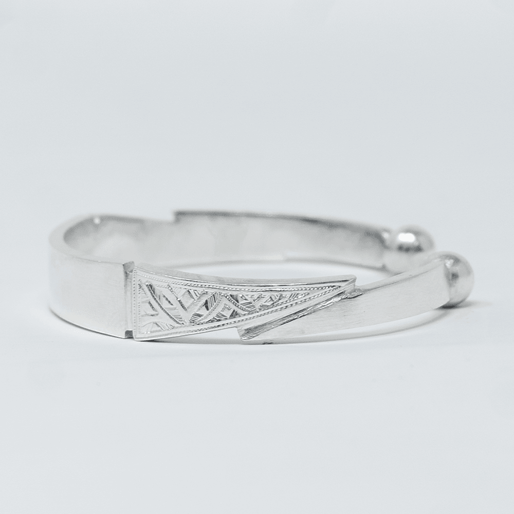 Autre angle, du bracelet FASO Argent en argent sterling 925, signe WB Paris (Westaff Bijouterie). Maille souple et fermoir securise, port au poignet ; on remarque la brillance polie miroir et le poids equilibre. Modele personnalisable : gravure prenom, date ou initiales. Style tendance, ideal unisexe — cadeau fete des meres. Recherches : argent sterling, argent 925, cadeau fete des meres, pas cher. Argent 925 hypoallergenique. Cadeau fete des meres a offrir toute l'annee. Mot-cle : bijou argent.