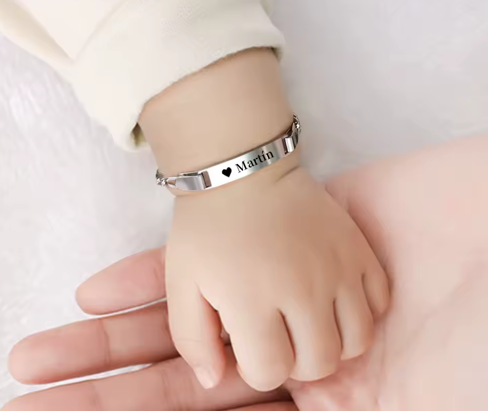 Photo principale sur fond neutre, vue de face nette de la gourmette Personnalisee Enfant Argent en argent massif 925 (poincon 925), signe WB Paris (Westaff Bijouterie). Maille souple aux reflets argentes, fermoir securise teste pour durer, port au poignet. Modele personnalisable : gravure prenom, date ou initiales possible. Bijou enfant ideal en cadeau de naissance ou bapteme. Recherches : gourmette argent enfant, gourmette bebe argent, bracelet argent enfant, gourmette argent personnalisee.