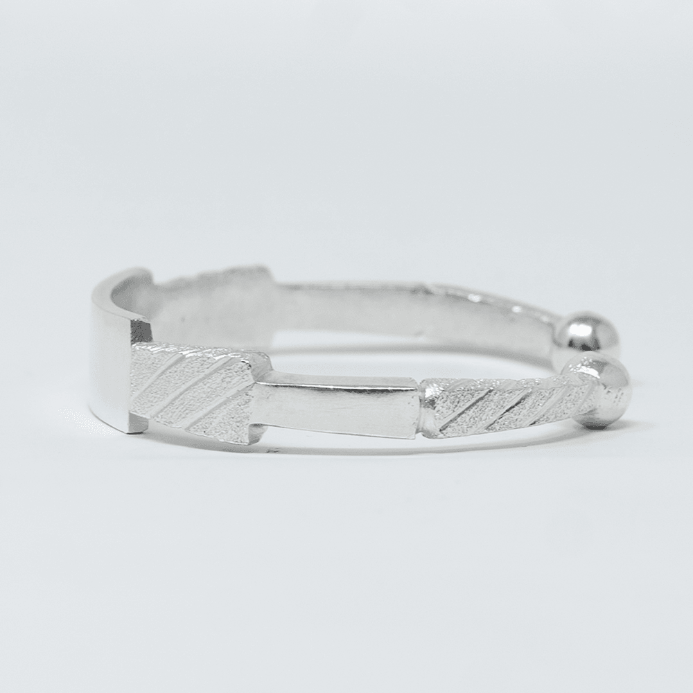 Vue complementaire, du bracelet JOMORO Argent en argent sterling 925, signe WB Paris (Westaff Bijouterie). Maille souple et fermoir securise, port au poignet ; on remarque la finition lisse sans asperite et le fermoir securise. Modele personnalisable : gravure prenom, date ou initiales. Style intemporel, ideal homme et femme — cadeau fete des peres. Recherches : bijou argent, argent sterling, cadeau fete des peres, livraison rapide. Argent 925 hypoallergenique. Cadeau fete des peres a offrir toute l'annee.