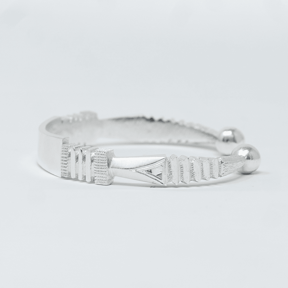 Autre angle, du bracelet Jonc KINTE Argent en argent sterling 925, signe WB Paris (Westaff Bijouterie). Maille souple et fermoir securise, port au poignet ; on remarque la longueur ajustable et le fermoir securise. Modele personnalisable : gravure prenom, date ou initiales. Style intemporel, ideal homme — a porter au quotidien. Recherches : argent sterling, argent massif, a porter au quotidien, garantie a vie. Argent 925 hypoallergenique. A porter au quotidien a offrir toute l'annee.