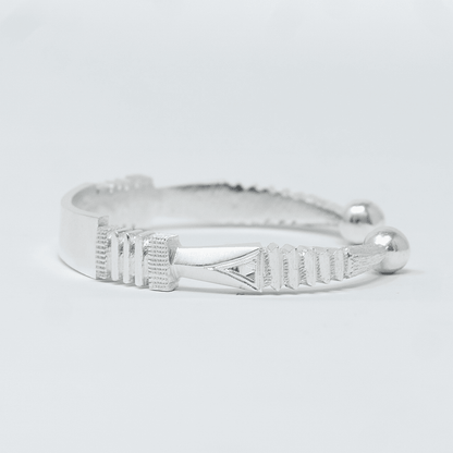 Autre angle, du bracelet Jonc KINTE Argent en argent sterling 925, signe WB Paris (Westaff Bijouterie). Maille souple et fermoir securise, port au poignet ; on remarque la longueur ajustable et le fermoir securise. Modele personnalisable : gravure prenom, date ou initiales. Style intemporel, ideal homme — a porter au quotidien. Recherches : argent sterling, argent massif, a porter au quotidien, garantie a vie. Argent 925 hypoallergenique. A porter au quotidien a offrir toute l'annee.