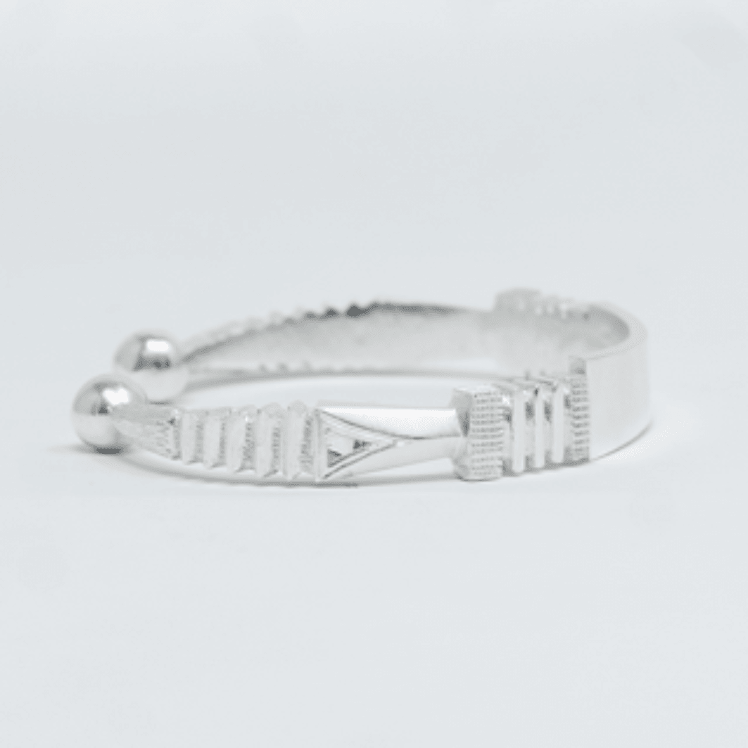 Vue alternative, du bracelet Jonc KINTE Argent en argent massif 925, signe WB Paris (Westaff Bijouterie). Maille souple et fermoir securise, port au poignet ; on remarque la longueur ajustable et le fermoir securise. Modele personnalisable : gravure prenom, date ou initiales. Style moderne, ideal mixte — cadeau femme. Recherches : argent 925, argent massif, cadeau femme, garantie a vie. Argent 925 hypoallergenique. Cadeau femme a offrir toute l'annee. Mot-cle : argent massif.