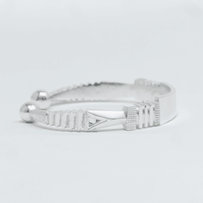 Vue alternative, du bracelet Jonc KINTE Argent en argent massif 925, signe WB Paris (Westaff Bijouterie). Maille souple et fermoir securise, port au poignet ; on remarque la longueur ajustable et le fermoir securise. Modele personnalisable : gravure prenom, date ou initiales. Style moderne, ideal mixte — cadeau femme. Recherches : argent 925, argent massif, cadeau femme, garantie a vie. Argent 925 hypoallergenique. Cadeau femme a offrir toute l'annee. Mot-cle : argent massif.