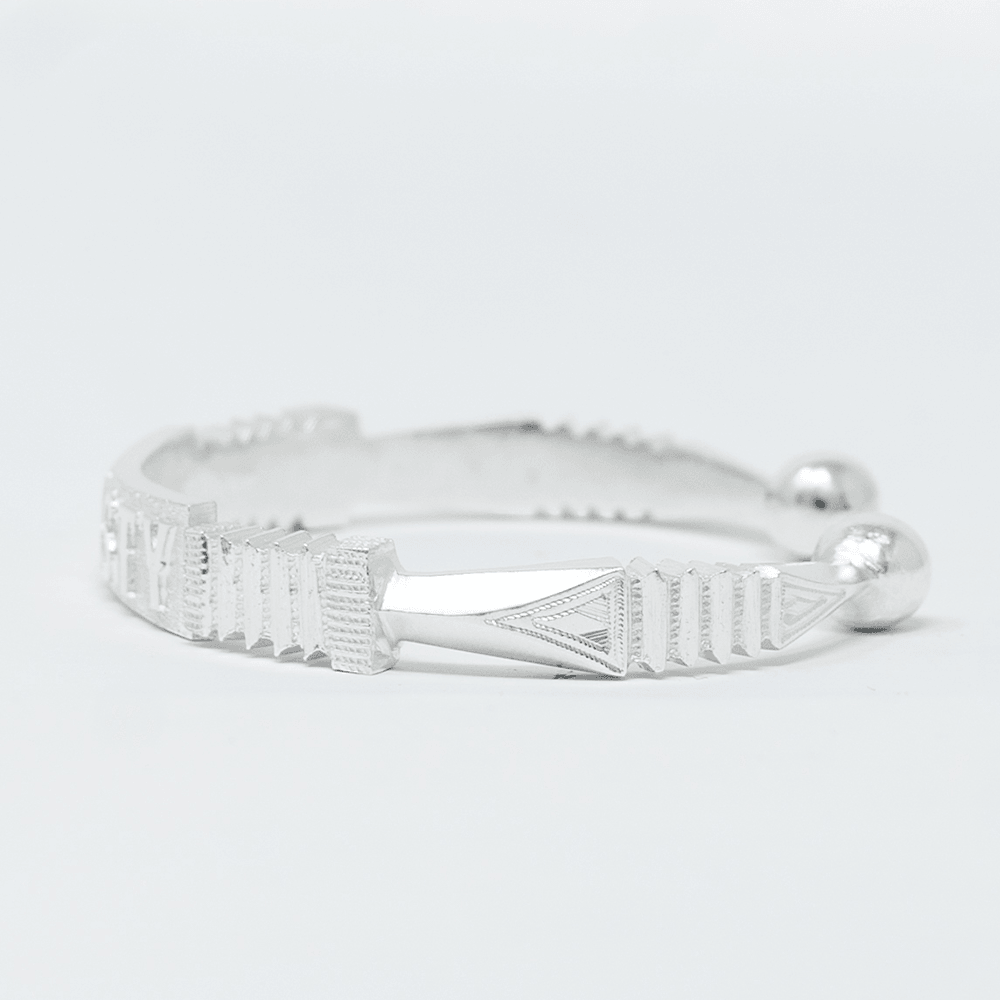 Vue complementaire, du bracelet Jonc KRUSTY Argent en argent massif 925, signe WB Paris (Westaff Bijouterie). Maille souple et fermoir securise, port au poignet ; on remarque la brillance polie miroir et la finition lisse sans asperite. Style minimaliste, ideal homme et femme — cadeau fete des meres. Recherches : argent sterling, argent 925, cadeau fete des meres, qualite premium. Argent 925 hypoallergenique. Cadeau fete des meres a offrir toute l'annee. Mot-cle : argent massif.