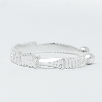 Vue complementaire, du bracelet Jonc KRUSTY Argent en argent massif 925, signe WB Paris (Westaff Bijouterie). Maille souple et fermoir securise, port au poignet ; on remarque la brillance polie miroir et la finition lisse sans asperite. Style minimaliste, ideal homme et femme — cadeau fete des meres. Recherches : argent sterling, argent 925, cadeau fete des meres, qualite premium. Argent 925 hypoallergenique. Cadeau fete des meres a offrir toute l'annee. Mot-cle : argent massif.